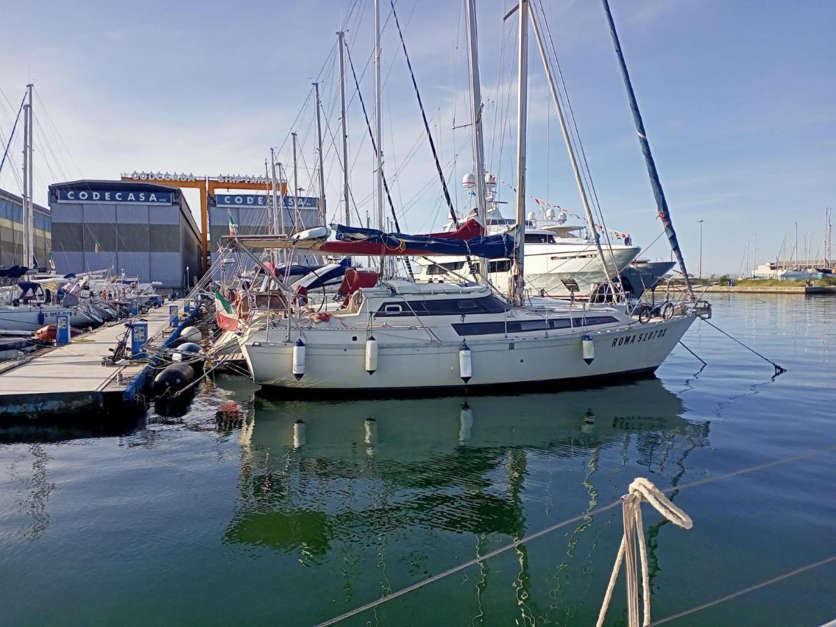 Bed & Boat Brezza Del Mare Hotel Viareggio Exterior photo